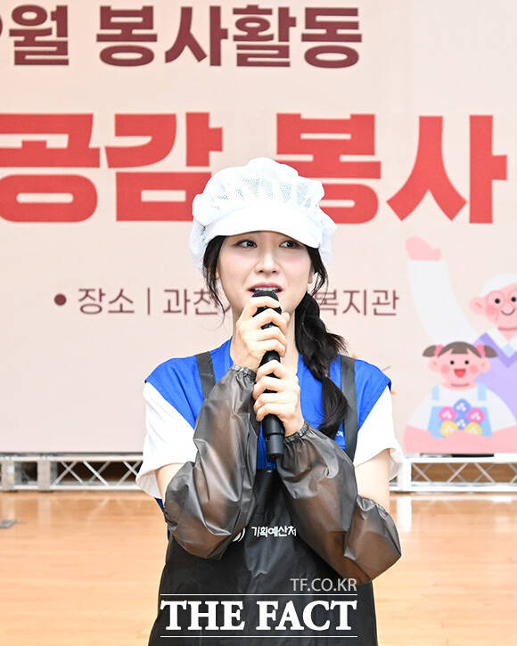 조용범 기획예산처 차관, 유호근 과천시노인복지관장, 배우 박하선(왼쪽부터)이 기념사진을 찍고 있다.