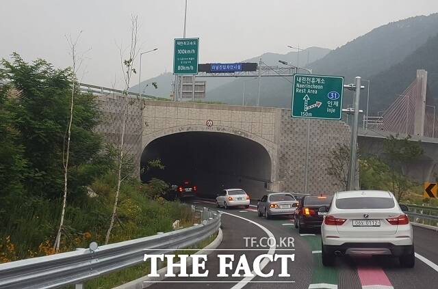 강원도는 오는 24일부터 27일까지 나흘간 2026년 추석 연휴 종합대책을 추진한다고 밝혔다. 사진은 서울양양고속도로 인제 구간. /춘천=서백 기자