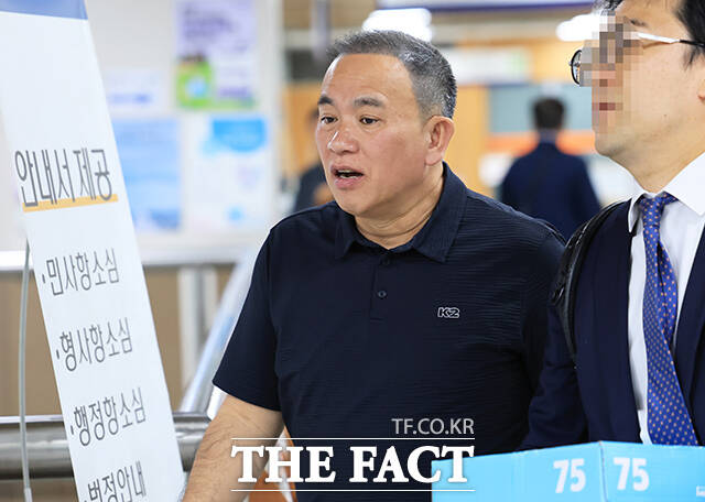 명태균 씨가 지난 11일 오전 서울 서초구 서울중앙지법에서 열린 '무상 여론조사 관련 정치자금법 위반 혐의' 항소심 2차 공판에 출석하고 있다. /남윤호 기자