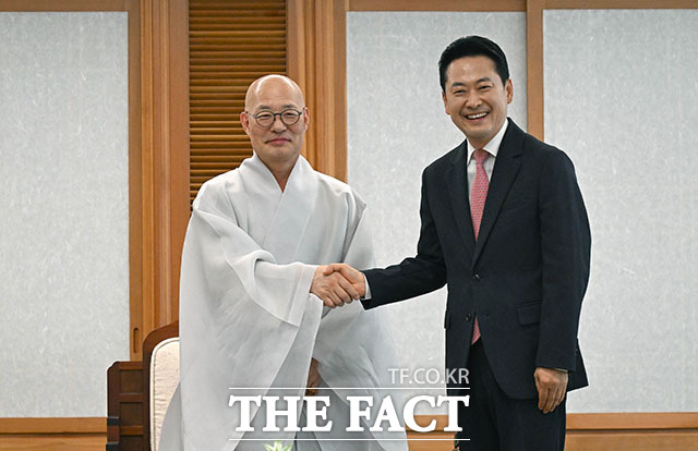 장동혁 국민의힘 대표(오른쪽)가 16일 오후 서울 종로구 조계사를 찾아 조계종 총무원장 진우스님을 예방하고 있다. /국회사진기자단