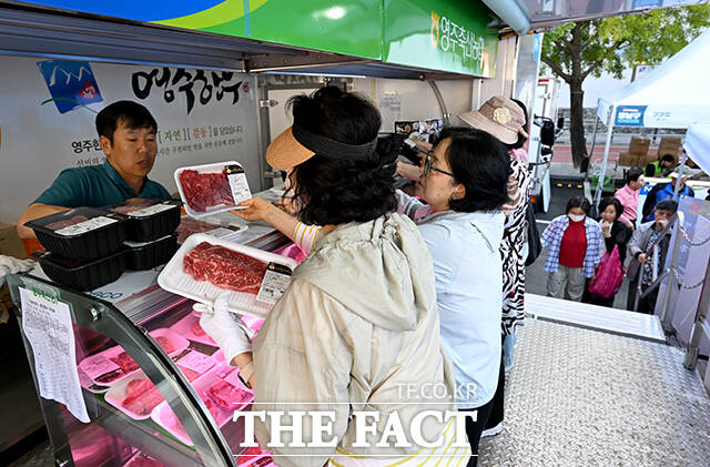 추석을 일주일여 앞둔 16일 오전 서울 강남구 강남구청 주차장에서 '2026 추석맞이 강남구 직거래장터'가 열린 가운데 시민들이 송편을 구매하고 있다. /박상민 기자