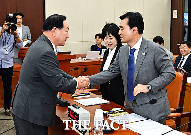 안규백 국방부 장관이 16일 오전 서울 여의도 국회에서 열린 국방위원회 전체회의에 참석해 진성준 국방위원장(왼쪽)과 인사를 하고 있다. /국회=배정한 기자