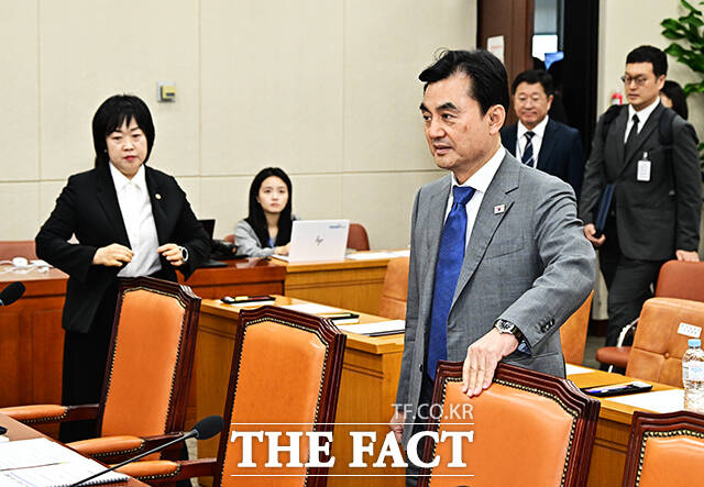 안규백 국방부 장관이 16일 오전 서울 여의도 국회에서 열린 국방위원회 전체회의에 참석해 진성준 국방위원장(왼쪽)과 인사를 하고 있다. /국회=배정한 기자