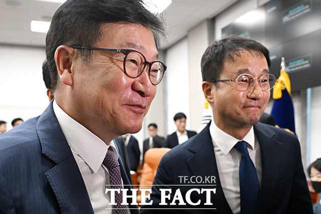 한병도 위원장(오른쪽)과 정점식 국민의힘 원내대표가 16일 오후 서울 여의도 국회에서 열린 운영위원회 전체회의 산회 후 함께 이동하고 있다. /국회=남용희 기자