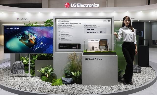 LG전자 모델이 모듈러 주택 LG 스마트코티지를 소개하고 있다. /LG전자