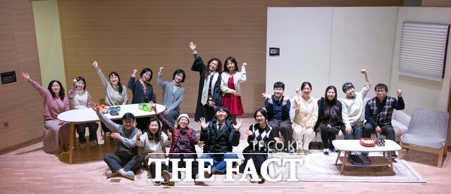 15일 산울초등학교에서 세종시민극단 초여름이 전교생을 대상으로 연극 태비의 티셔츠를 공연하고 있다. /세종시교육청
