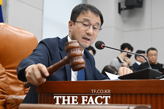 한 위원장에게 인사 건네는 정 원내대표(오른쪽).
