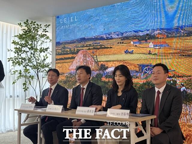 롯데건설은 지난 14일 서울 양천구 오목교역 인근에 마련한 '르엘 라운지'에서 목동 재건축 수주 전략을 발표했다. 사진은 (왼쪽부터) 강영수 도시정비팀 팀장, 송강수 설계팀 팀장, 홍효정 인테리어팀 팀장, 권동혁 주택사업부문 도시정비팀 그룹장. /공미나 기자