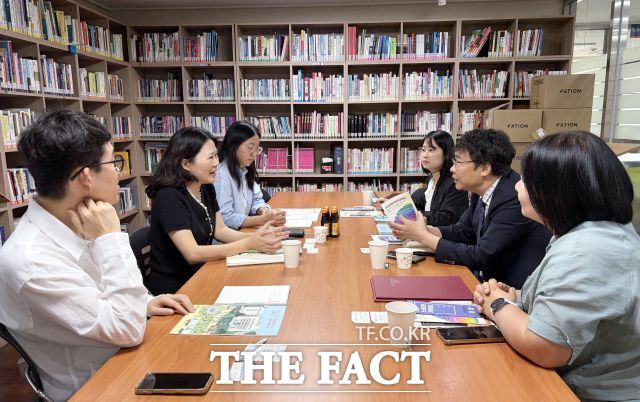 업무협약 체결 후 진행된 실무 회의에서 이인경(왼쪽 두 번째) 부산외국인주민지원센터장과 여민우(오른쪽 두 번째) 경남정보대 글로벌역량지원센터장 등 양 기관 관계자들이 외국인 유학생의 지역 정주 지원 방안을 논의하고 있다. /경남정보대