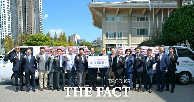 여수 출신 기업인 박수관 YC-TEC 회장이 고향의 어려운 이웃과 사회복지시설에 사랑의 쌀 4411포를 기탁했다. /여수시