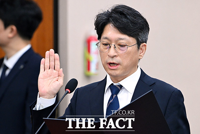 선서하는 홍지선 국토교통부 장관 후보자.