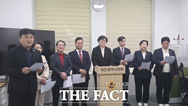국민의힘 대전시 서구의원들이 16일 대전시의회 기자실에서 기자회견을 갖고 전문학 대전시 서구청장 관용차 임차계약에 대한 계약 과정 전반에 대해 감사가 필요하다고 주장했다. /정예준 기자