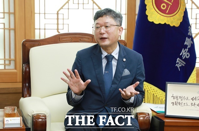 안신일 세종시의회 의장이 <더팩트>와 인터뷰에서 소신을 밝히고 있다. /김형중 기자