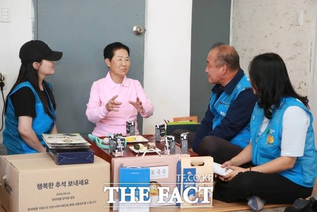 현대제철 당진제철소가 16일 당진시노인복지관으로부터 추천받은 관내 독거노인 가구를 방문해 추석 명절 선물상자를 전달했다. /현대제철
