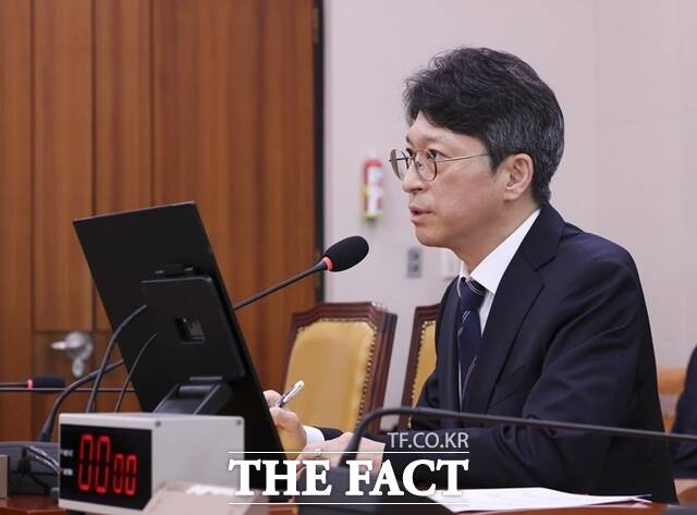 홍지선 국토교통부 장관 후보자의 서울 아파트 매입을 놓고 인사청문회에서 여야 간 공방이 이어졌다. 홍 후보자는 시세 차익을 목적으로 한 매입이 아니라 장기간 이어진 전세 생활을 벗어나기 위한 선택이었다고 해명했다. /뉴시스