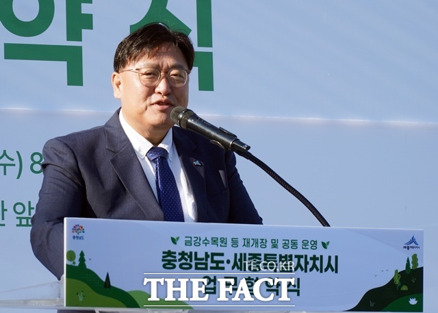 조상호 세종시장이 16일 금강수목원 산림박물관 잔디광장에서 열린 금강수목원 등 재개장 및 공동 운영을 위한 업무협약식에서 인사말을 하고 있다. /김형중 기자