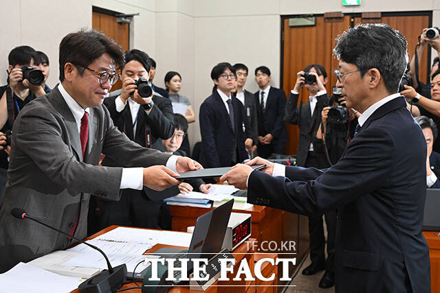 선서하는 홍지선 국토교통부 장관 후보자.