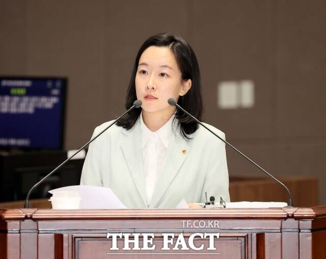 이지윤 충남도의원이 15일 열린 제371회 임시회 제4차 본회의 긴급현안질문에서 발언하고 있다. /충남도의회