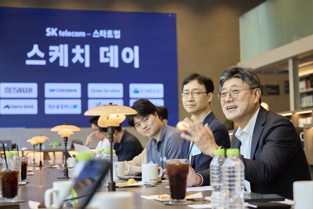 정재헌 SKT CEO(오른쪽)가 16일 서울 중구 SKT 타워에서 스타트업 대표들과 의견을 나누고 있다. /SKT