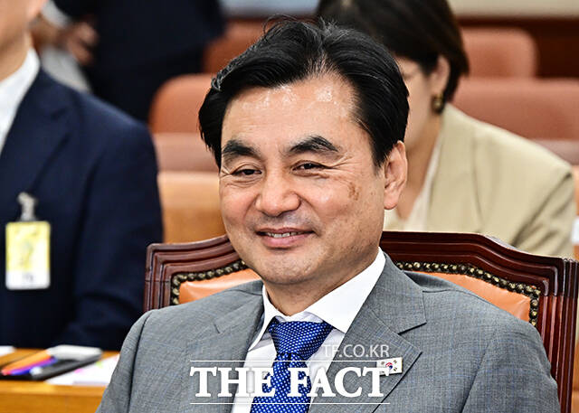 안규백 국방부 장관이 16일 오전 서울 여의도 국회에서 열린 국방위원회 전체회의에 참석해 진성준 국방위원장(왼쪽)과 인사를 하고 있다. /국회=배정한 기자