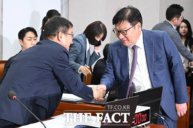한 위원장에게 인사 건네는 정 원내대표(오른쪽).