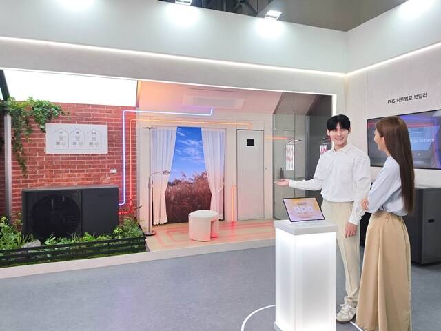 삼성전자 모델이 고효율 히트펌프 솔루션 EHS 올인원을 체험하고 있다. /삼성전자