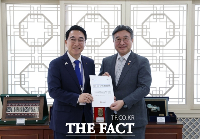 박수현 충남도지사(왼쪽)가 16일 정부서울청사에서 윤호중 행정안전부 장관과 충남도정 주요 현안이 담긴 책자를 들고 기념촬영을 하고 있다. /충남도