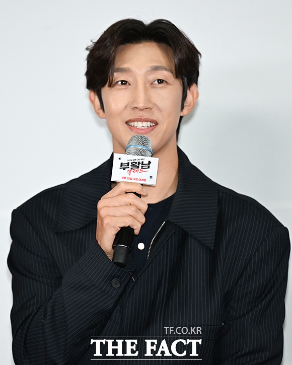 배우 강기영, 신승호, 김시아, 구교환(왼쪽부터)이 포즈를 취하고 있다.