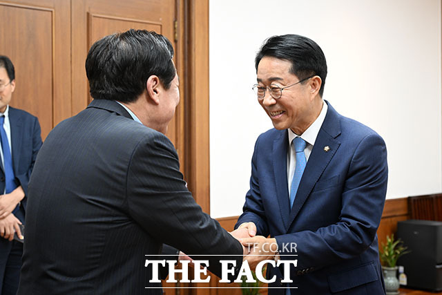 조정식 국회의장이 김기문 중소기업중앙회 회장을 비롯한 회장단을 만나 기념 촬영을 하고 있다.