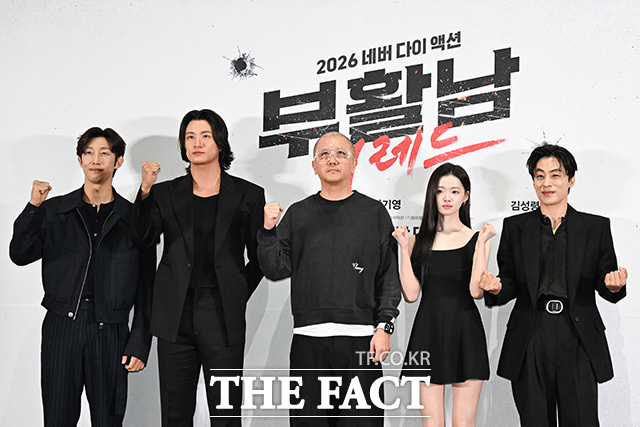 배우 강기영, 신승호, 백종열 감독, 배우 김시아, 구교환(왼쪽부터)이 16일 오후 서울 송파구 롯데시네마 월드타워점에서 열린 영화 '부활남: 더 레드' 기자간담회에 참석해 포즈를 취하고 있다. /송호영 기자