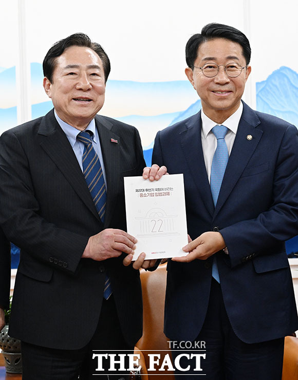 조정식 국회의장이 김기문 중소기업중앙회 회장을 비롯한 회장단을 만나 기념 촬영을 하고 있다.