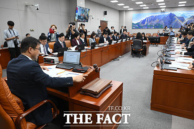 한 위원장에게 인사 건네는 정 원내대표(오른쪽).