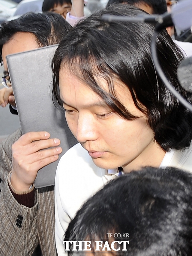 '앨범 전곡 차트 진입'. 데뷔 10주년을 맞아 선보인 스페셜 앨범 ‘아임 히어로 10’​이 음원 차트를 뜨겁게 달구면서, 임영웅의 음악적 진화가 다시 한번 주목받고 있다. /물고기뮤직