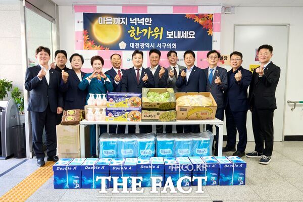 대전시 서구의회가 15일 관내 사회복지시설을 방문해 이웃사랑을 실천했다. 사진은 갈마노인복지관 방문 모습. /대전 서구의회