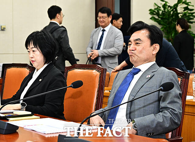 안규백 국방부 장관이 16일 오전 서울 여의도 국회에서 열린 국방위원회 전체회의에 참석해 진성준 국방위원장(왼쪽)과 인사를 하고 있다. /국회=배정한 기자