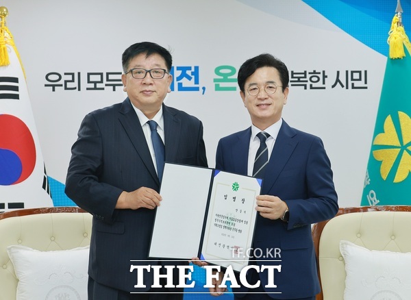 허태정 대전시장이 16일 안중기 신임 정무수석보좌관에게 임명장을 수여하고 있다. /대전시