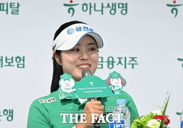 서교림이 16일 열린 공식 기자회견에서 기자들의 질문에 밝은 모습으로 답하고 있다. 서교림은 올해 KLPGA투어 주요 4개 부문에서 모두 1위에 오르는 등 최고의 한해를 보내고 있다./하나금융그룹챔피언십 조직위원회 제공