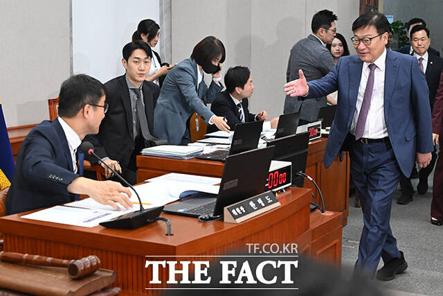 한 위원장에게 인사 건네는 정 원내대표(오른쪽).
