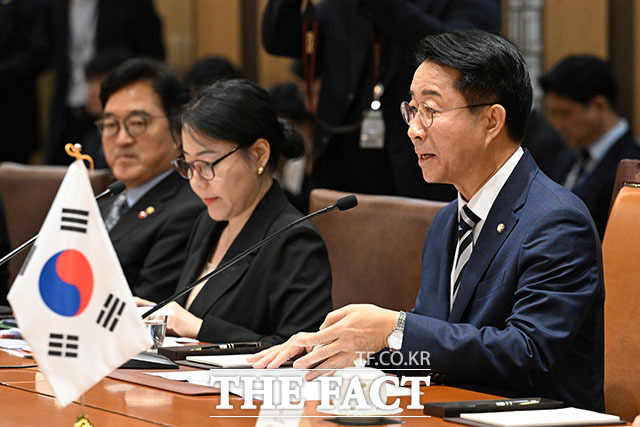 조정식 국회의장(오른쪽)이 16일 오전 서울 여의도 국회에서 카심 조마르트 토카예프 카자흐스탄 대통령을 만나 기념 촬영을 하고 있다. /국회=서예원 기자