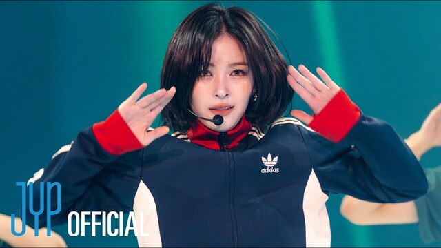 그룹 코르티스의 'REDRED' 챌린지는 안무와 함께 특유의 분위기와 의상도 필수다. 사진은 그룹 ITZY의 류진이 팬미팅에서 'REDRED'를 선보이는 모습이다./ITZY 공식 유튜브 채널 캡처
