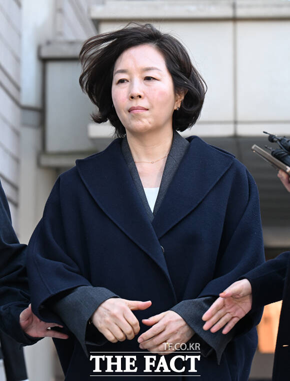 강선우 무소속 의원에게 공천헌금 1억 원을 건넨 혐의를 받는 김경 전 서울시의원이 지난 3월 서울 서초구 서울중앙지방법원에서 구속영장실질심사를 받은 후 법원을 나서고 있다./이새롬 기자