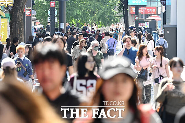 서울시와 서울관광재단, 서울특별시관광협회가 오는 19일부터 '2026 서울환대주간(SEOUL WELCOME WEEK : Autumn Edition)'을 운영하는 가운데, 외국인들이 16일 오전 서울 중구 명동거리에 방문하고 있다. /김성렬 기자