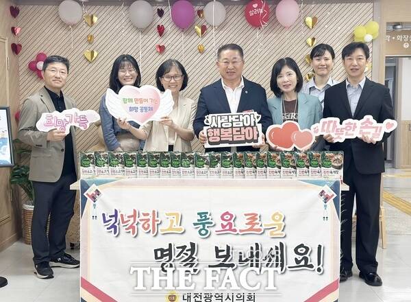 이한영 대전시의회 의원(국민의힘·서구6)이 16일 지역 복지 현장인 월평종합사회복지관을 찾아 직원들을 격려하고 위문품을 전달하고 있다. /선치영 기자