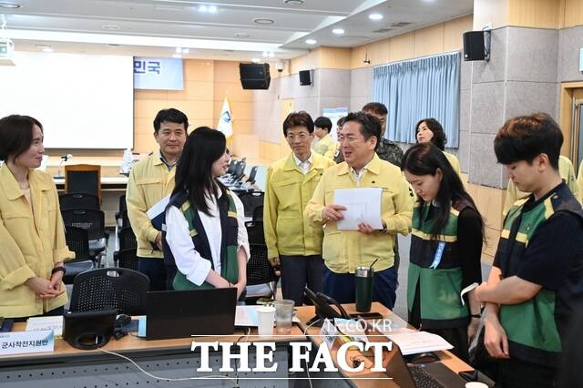 김병내 전남광주시 남구청장이 구청 상황실을 방문해 근무자들을 격려하고 있다. /전남광주시 남구
