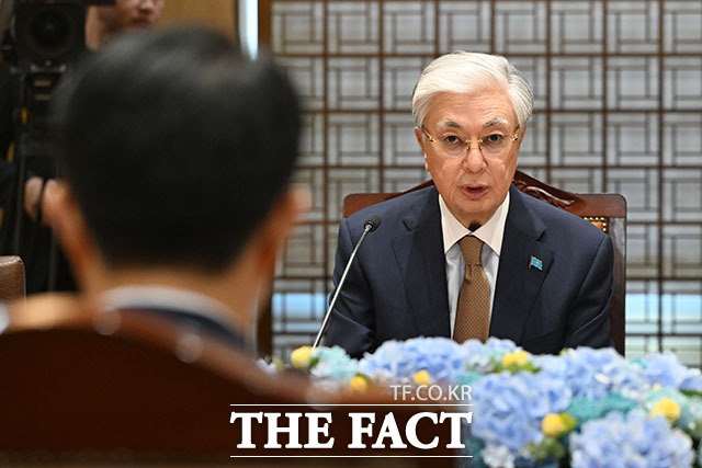 조정식 국회의장(오른쪽)이 16일 오전 서울 여의도 국회에서 카심 조마르트 토카예프 카자흐스탄 대통령을 만나 기념 촬영을 하고 있다. /국회=서예원 기자