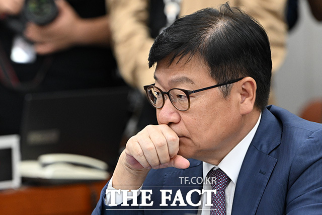 한 위원장에게 인사 건네는 정 원내대표(오른쪽).