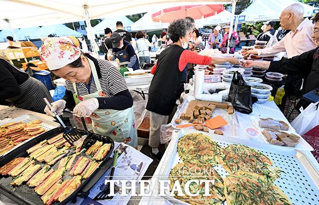 추석을 일주일여 앞둔 16일 오전 서울 강남구 강남구청 주차장에서 '2026 추석맞이 강남구 직거래장터'가 열린 가운데 시민들이 송편을 구매하고 있다. /박상민 기자