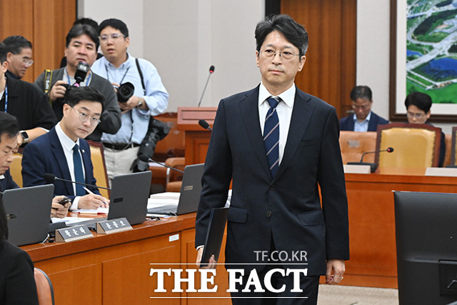 선서하는 홍지선 국토교통부 장관 후보자.