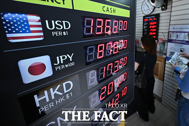 국제 유가 급등과 미국 연방공개시장위원회(FOMC) 경계에 원·달러 환율이 상승하고 있는 16일 오전 서울 중구 명동의 한 환전소 앞 전광판에 환율 지수가 표시돼 있다. /김성렬 기자
