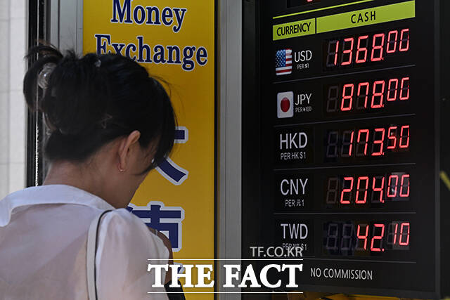 국제 유가 급등과 미국 연방공개시장위원회(FOMC) 경계에 원·달러 환율이 상승하고 있는 16일 오전 서울 중구 명동의 한 환전소 앞 전광판에 환율 지수가 표시돼 있다. /김성렬 기자